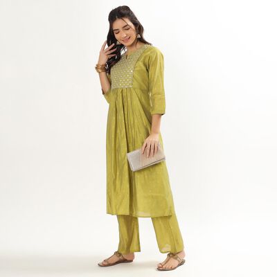 Women's Light Sage Green Round Neck Embroidered Kurta