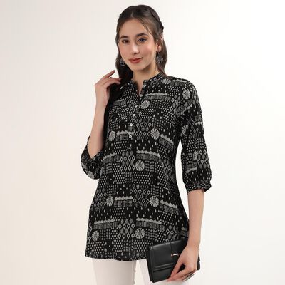 Women's Black Notch Neck Printed Straight Kurti