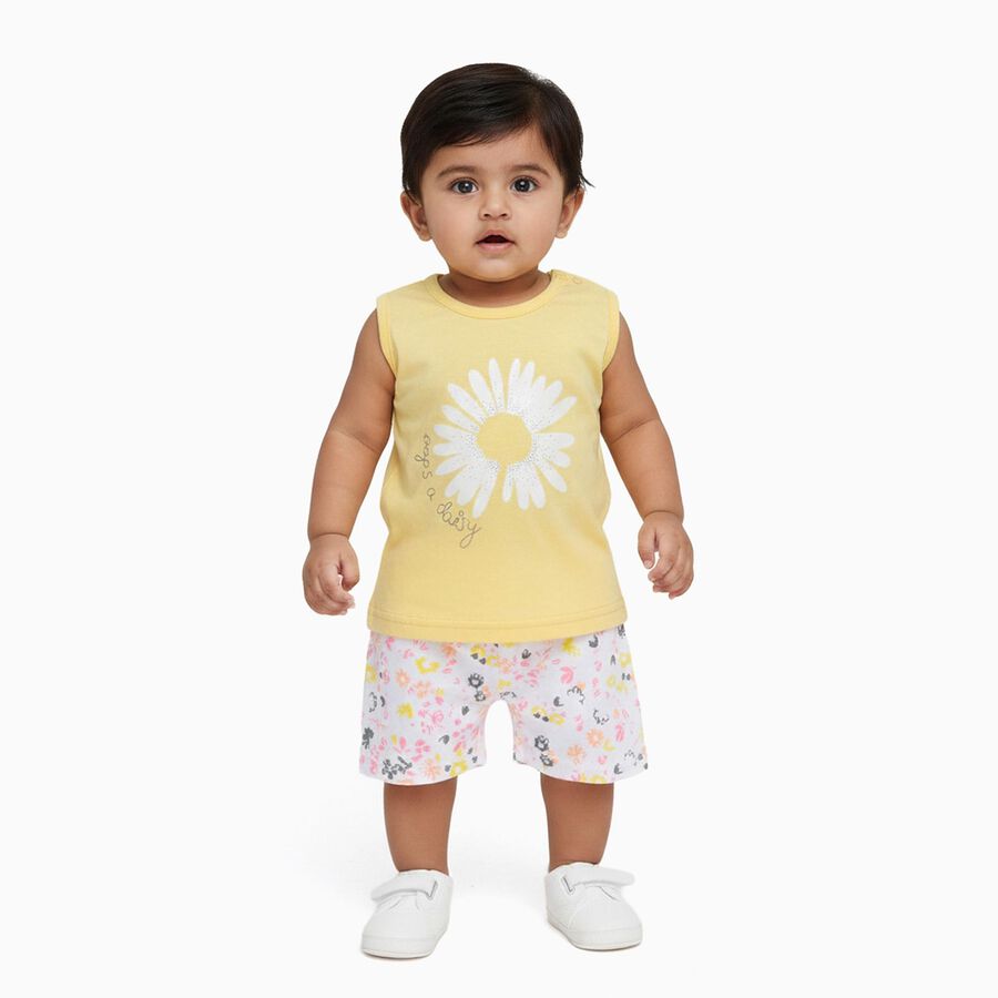 Infant Girl Bright Yellow Cotton Sleeveless Top and Floral Shorts Set, पीला, large image number null