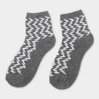 Women's Muted Charcoal Grey Regular Fit Zigzag Pattern Ankle Socks, मिश्रित हल्का ग्रे, small
