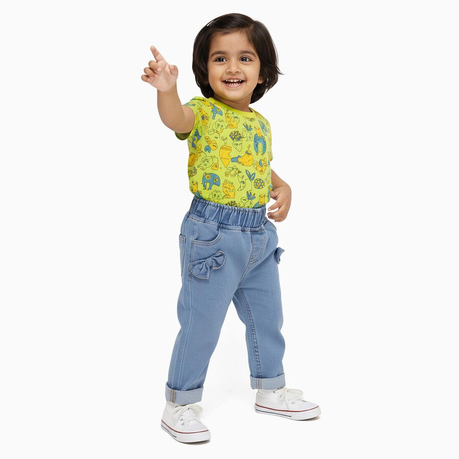 Infants Light Blue Relaxed Fit Decorative Jeans, मध्यम नीला, large image number null