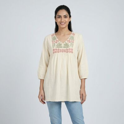 Women's Off-White Cotton Round Neck Solid Kurti