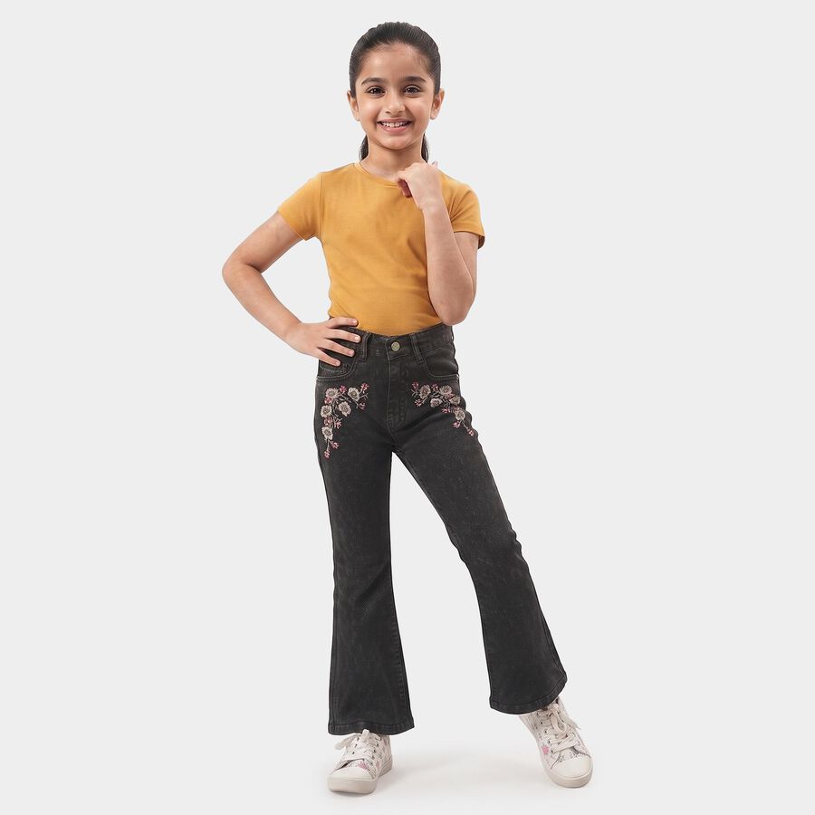 Girls Black Flared Fit Embroidered Jeans, काला, large