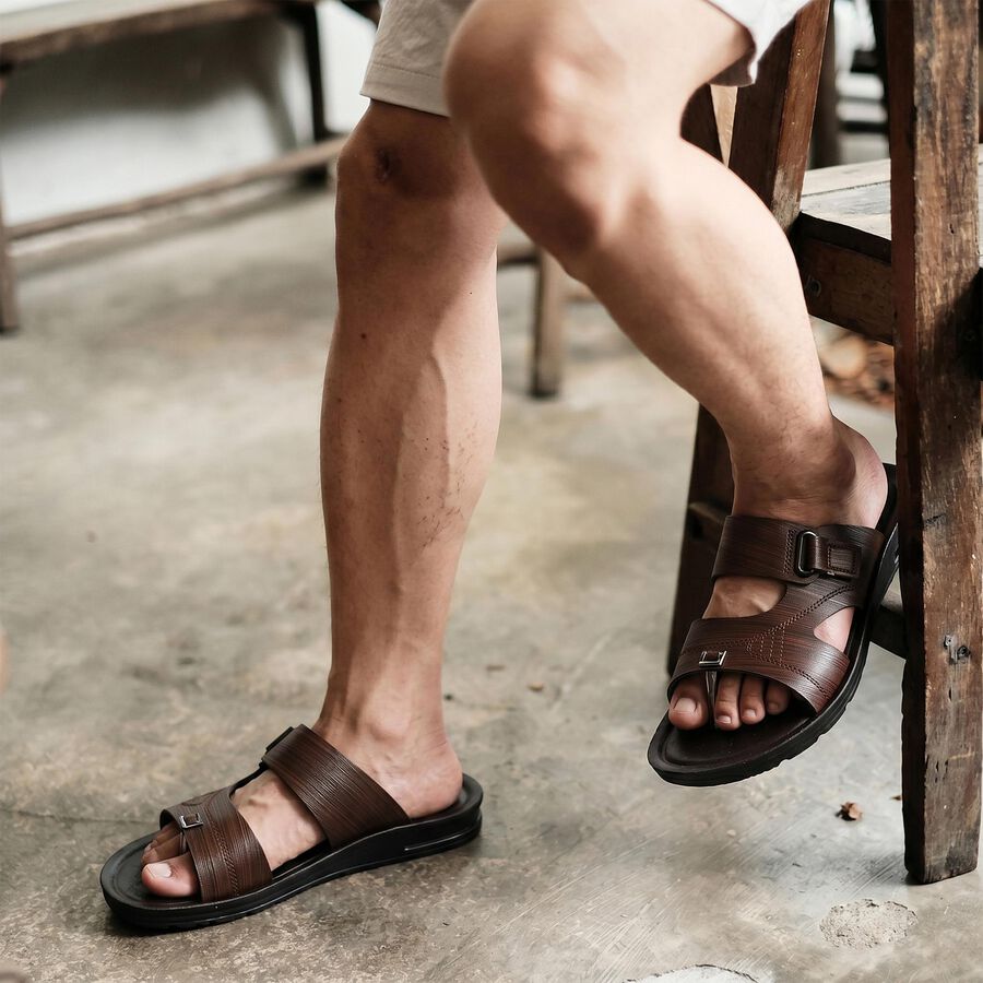 Men's Brown Slip-On Toe Loop Slide Sandals, भूरा, large