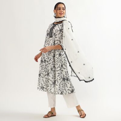 Women's White Round Neck Embroidered Kurta