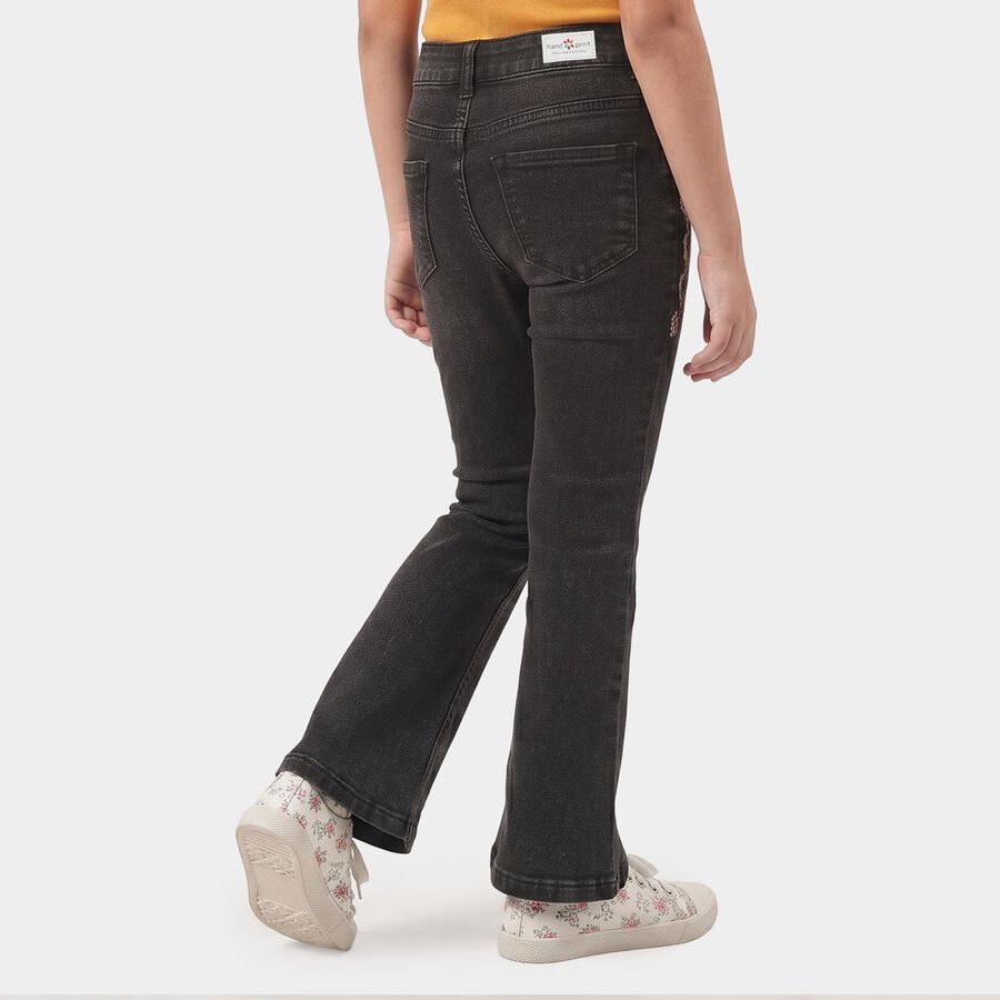 Girls Black Flared Fit Embroidered Jeans, काला, large