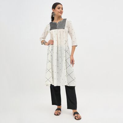 Women's White Cotton Round Neck Embroidered Kurta