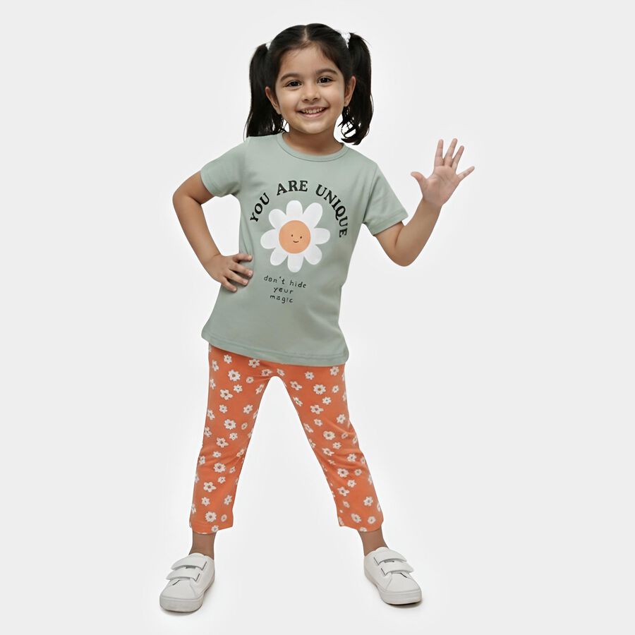 Girls' Multicolour Round Neck Printed Top and Capri Set, हल्का हरा, large