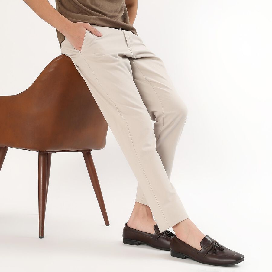Men's Light Beige Slim Fit Flat-Front Casual Trousers, सिल्वर, large image number null