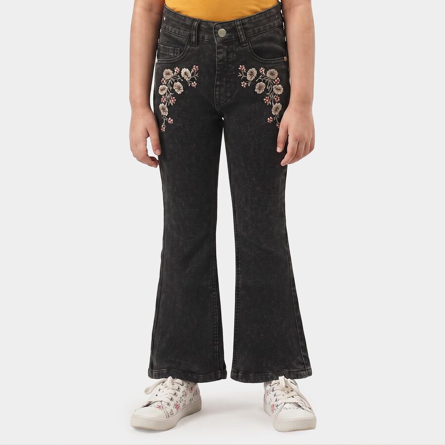 Girls Black Flared Fit Embroidered Jeans, काला, large