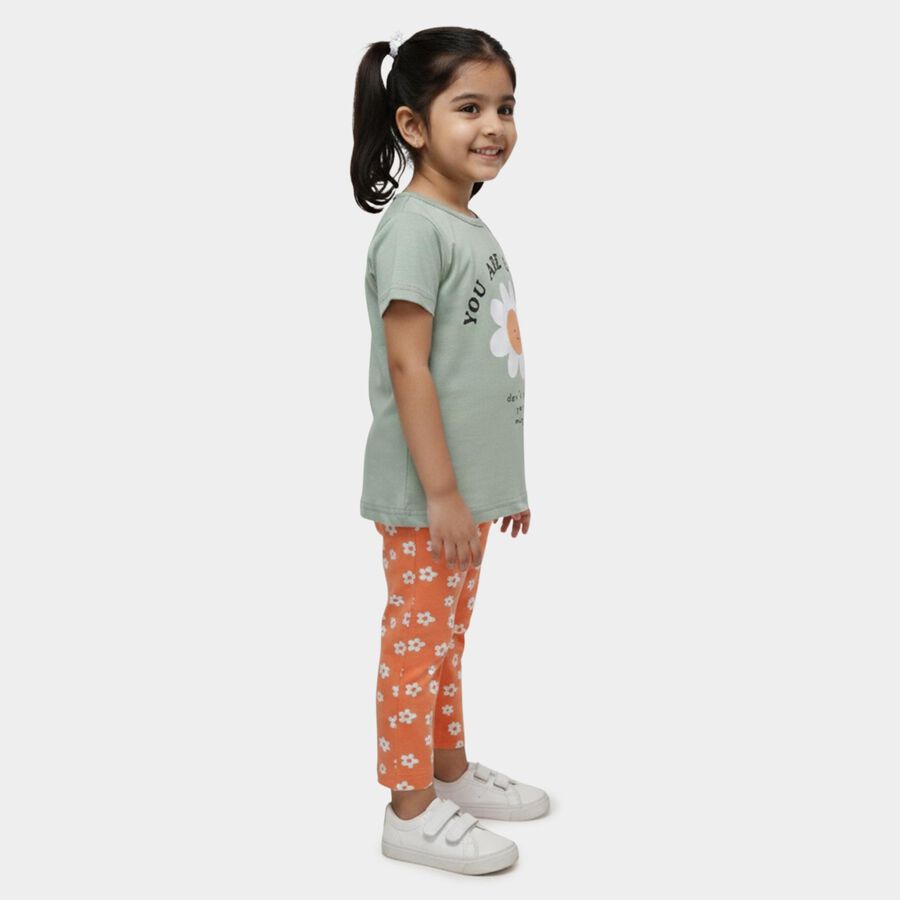 Girls' Multicolour Round Neck Printed Top and Capri Set, हल्का हरा, large