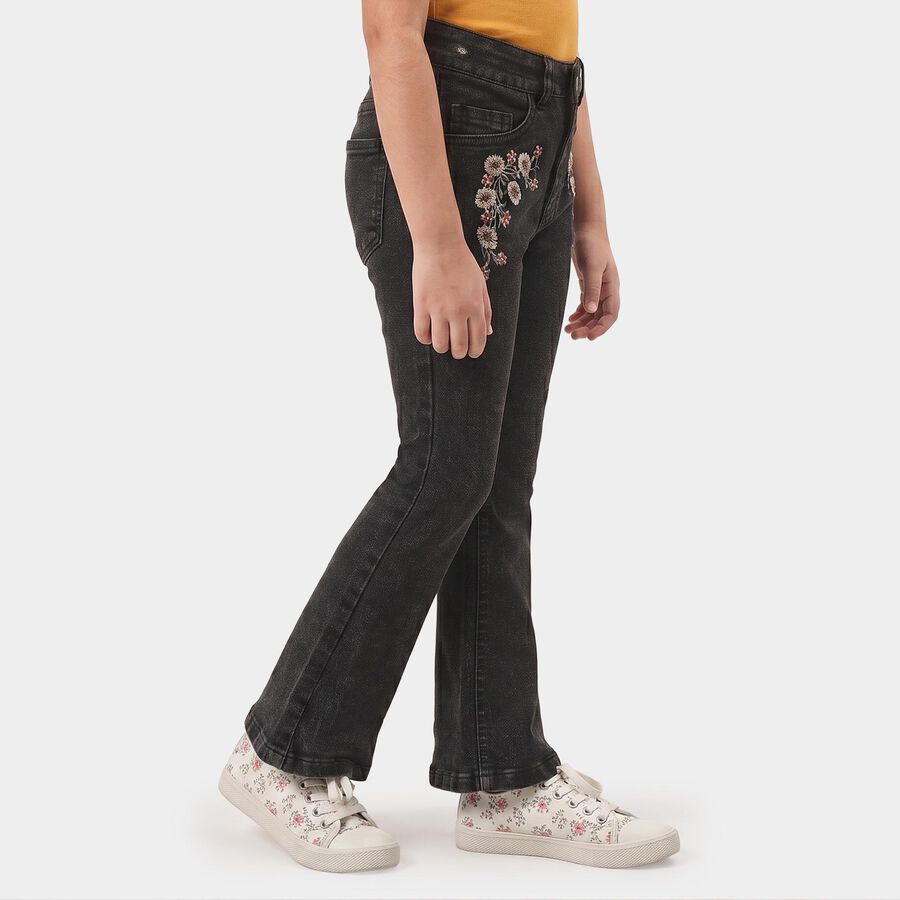 Girls Black Flared Fit Embroidered Jeans, काला, large