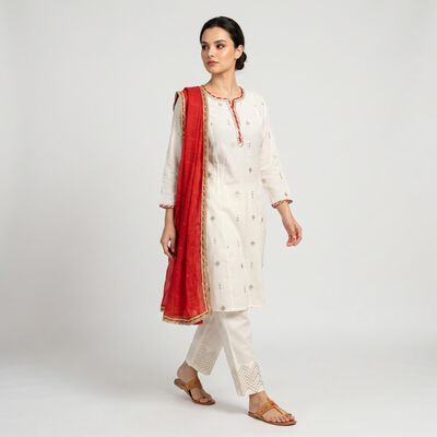 Women's Off White Round Neck Embroidered Straight Kurta