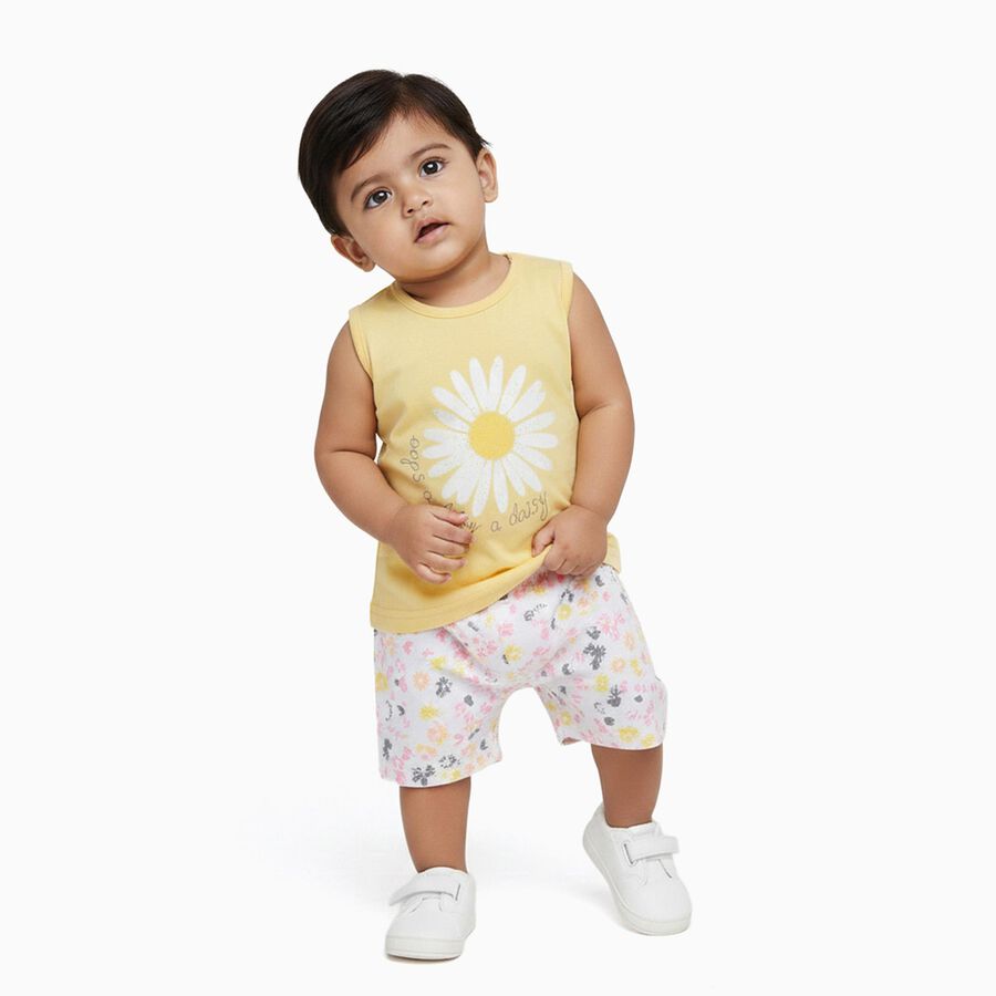 Infant Girl Bright Yellow Cotton Sleeveless Top and Floral Shorts Set, पीला, large image number null