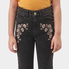 Girls Black Flared Fit Embroidered Jeans, काला, small