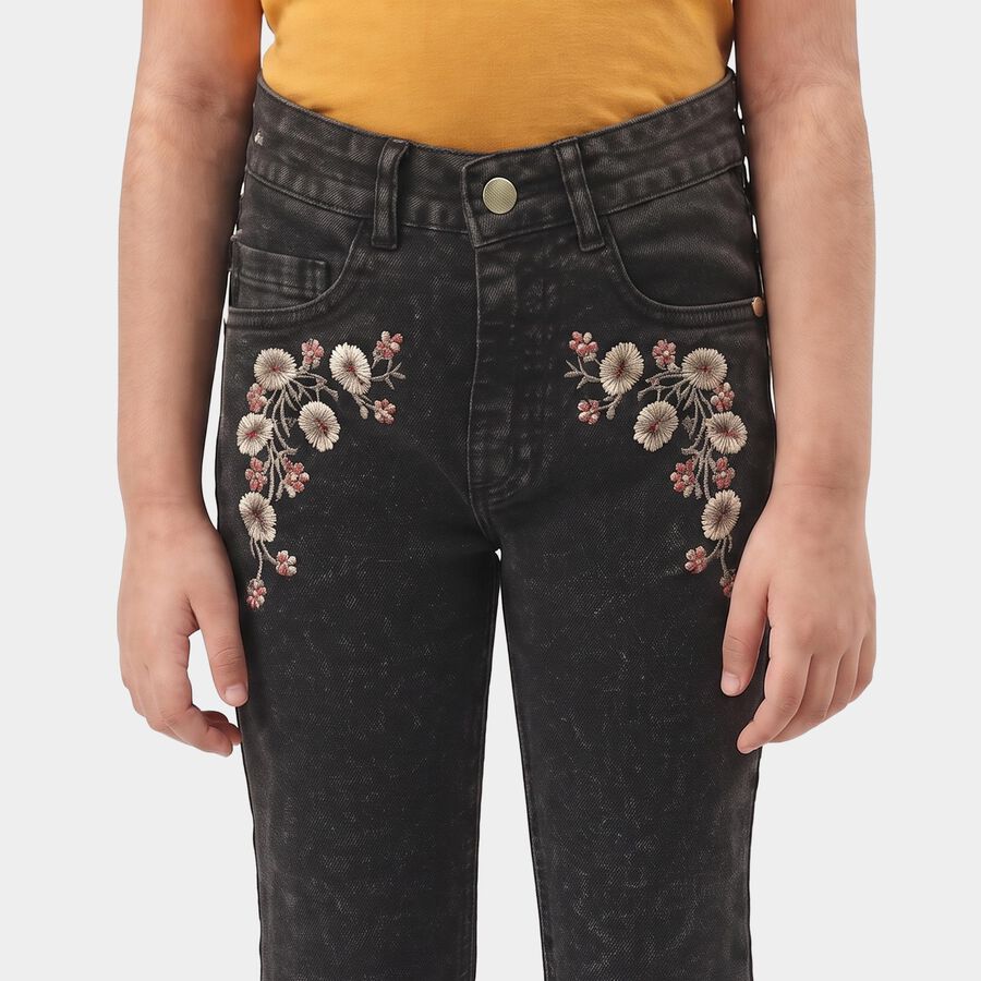 Girls Black Flared Fit Embroidered Jeans, काला, large