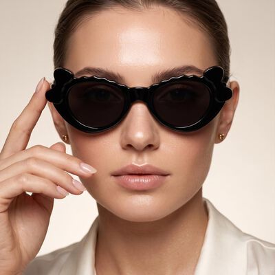 Woman's black Sunglasses