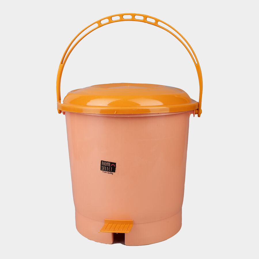 Pedal dustbin outlet